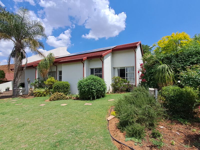 Nature-Lovers’ Family Haven on the Suikerbos Ridge - Photo 2