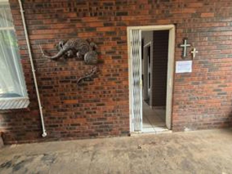 Neat & Spacious Townhouse in a Popular, Well-Located Area - Photo 2