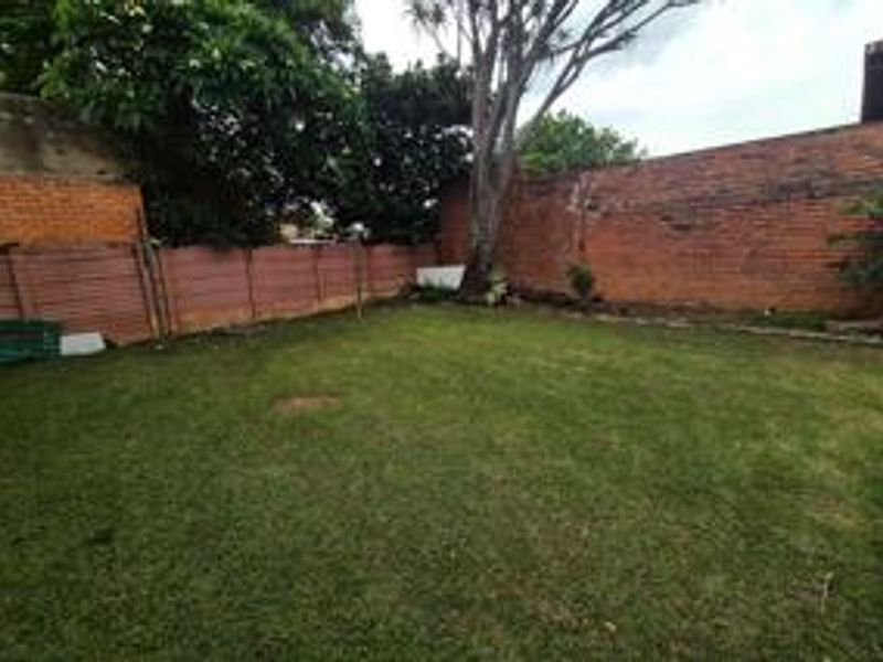 Neat & Spacious Townhouse in a Popular, Well-Located Area - Photo 10