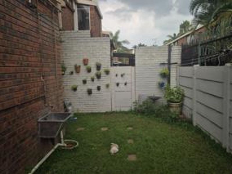 Neat & Spacious Townhouse in a Popular, Well-Located Area - Photo 7