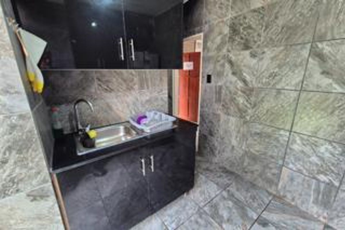 Neat & Spacious Townhouse in a Popular, Well-Located Area - Photo 5