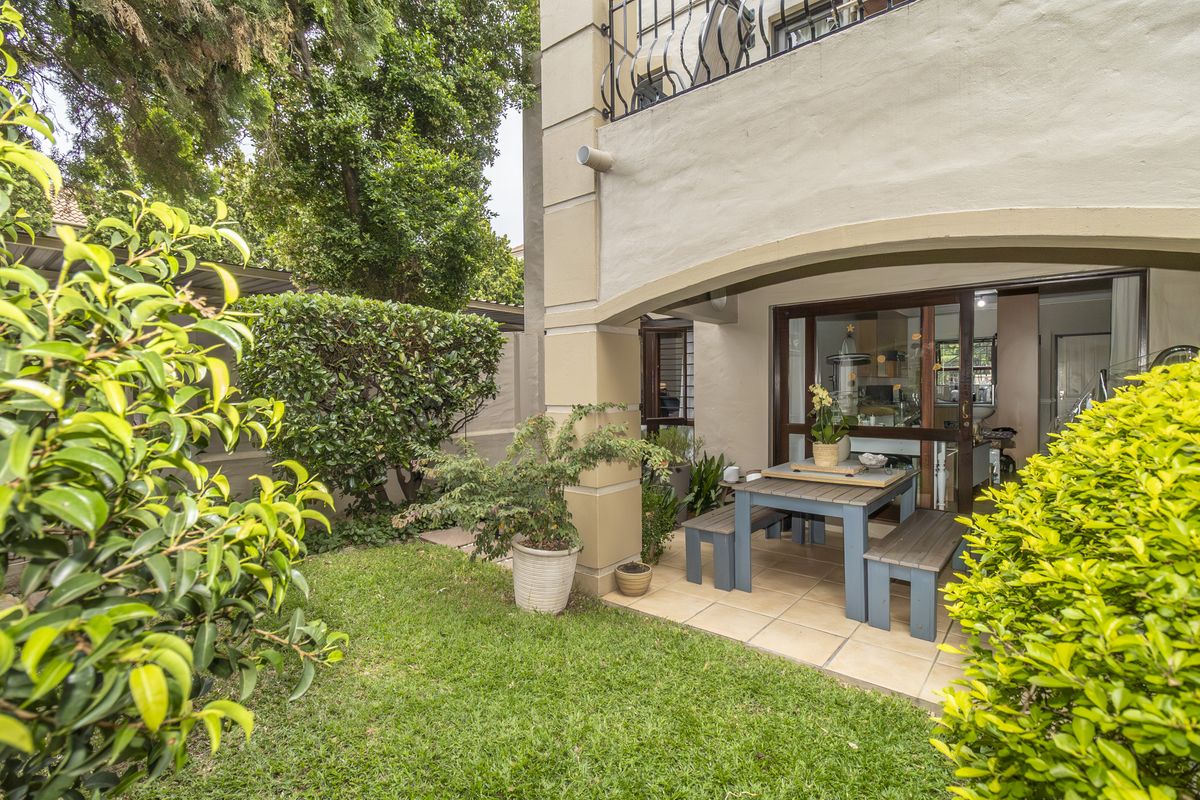 Stunning One Bedroom Tuscan garden unit! - Photo 2