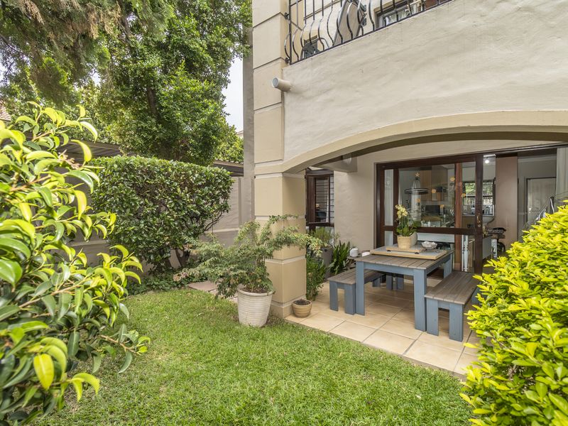 Stunning One Bedroom Tuscan garden unit! - Photo 2