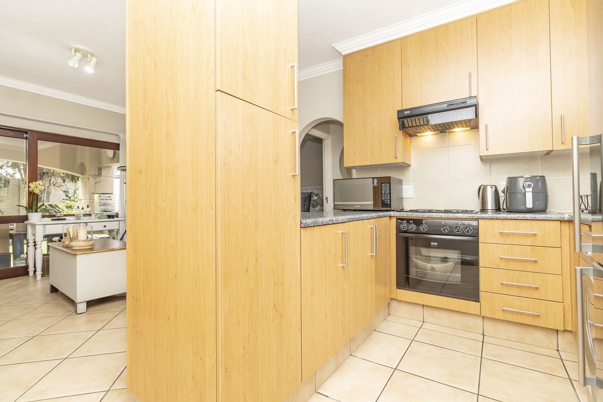 Stunning One Bedroom Tuscan garden unit! - Photo 4