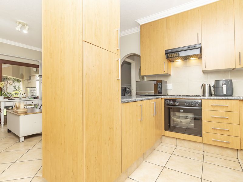 Stunning One Bedroom Tuscan garden unit! - Photo 4