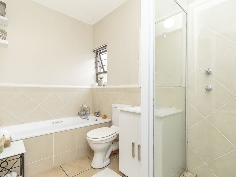 Stunning One Bedroom Tuscan garden unit! - Photo 10