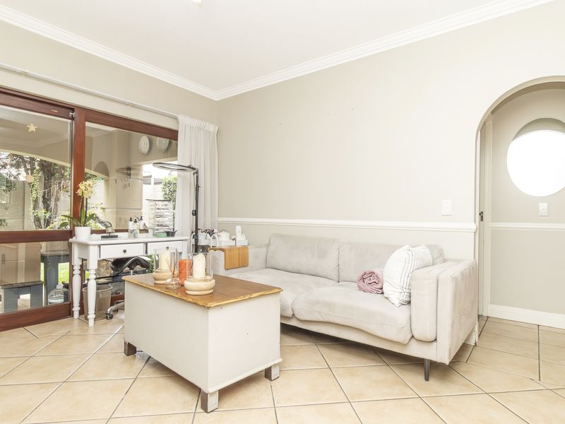 Stunning One Bedroom Tuscan garden unit! - Photo 7