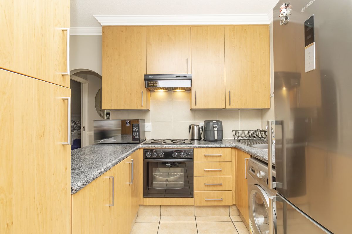 Stunning One Bedroom Tuscan garden unit! - Photo 3