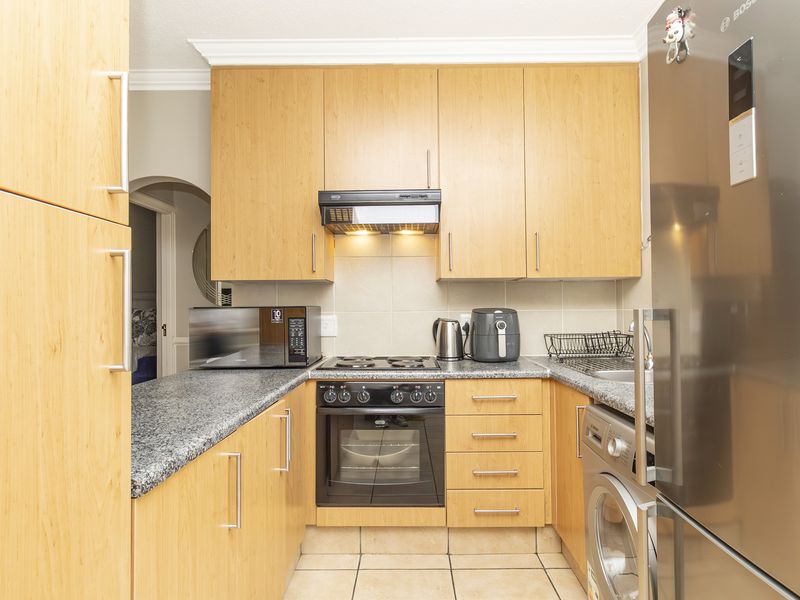 Stunning One Bedroom Tuscan garden unit! - Photo 3