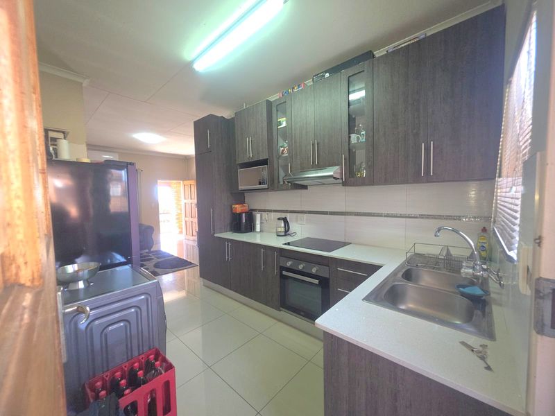 Modern Living Meets High Returns: A Gem in Erand Gardens - Photo 2