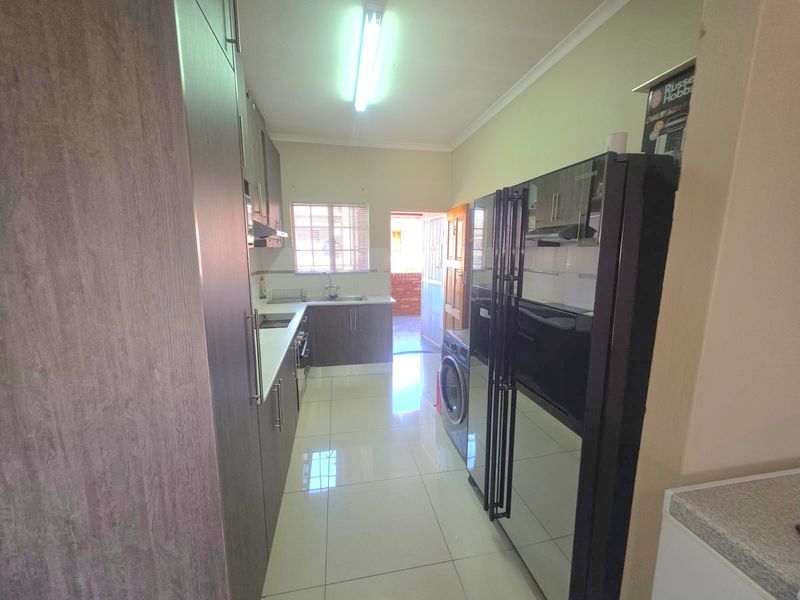 Modern Living Meets High Returns: A Gem in Erand Gardens - Photo 6
