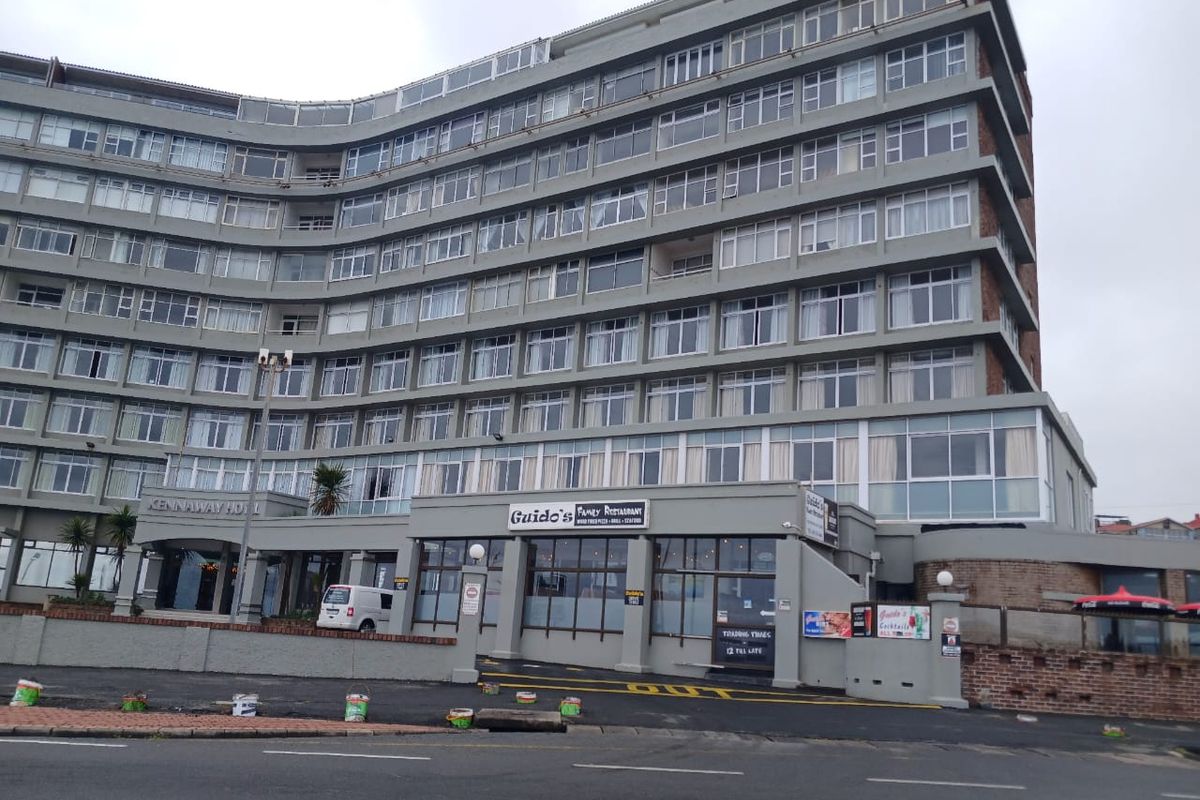 Beachfront Living at Its Best – Spacious 3-Bed Apartment in Quigney - Photo 3