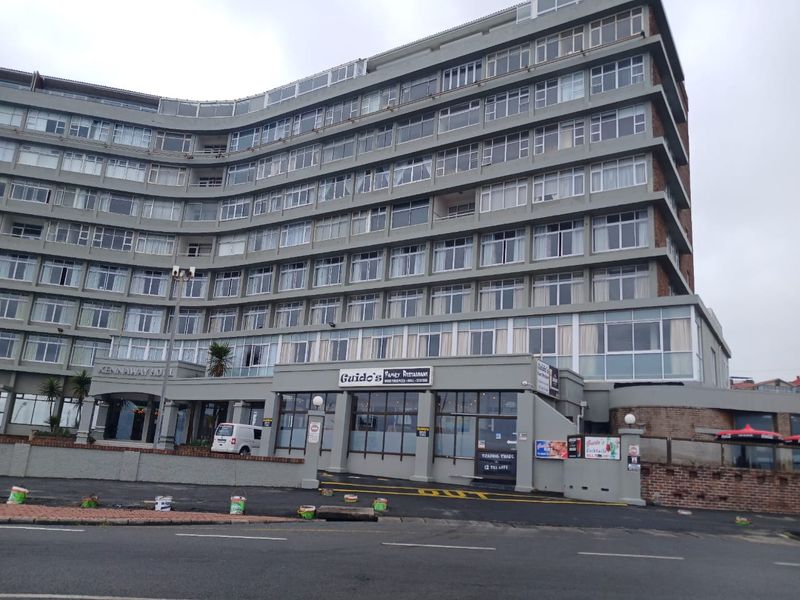 Beachfront Living at Its Best – Spacious 3-Bed Apartment in Quigney - Photo 3