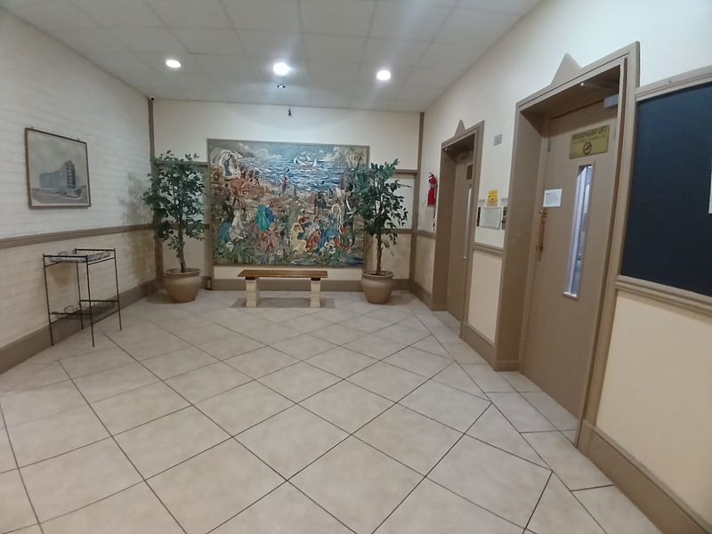 Beachfront Living at Its Best – Spacious 3-Bed Apartment in Quigney - Photo 7