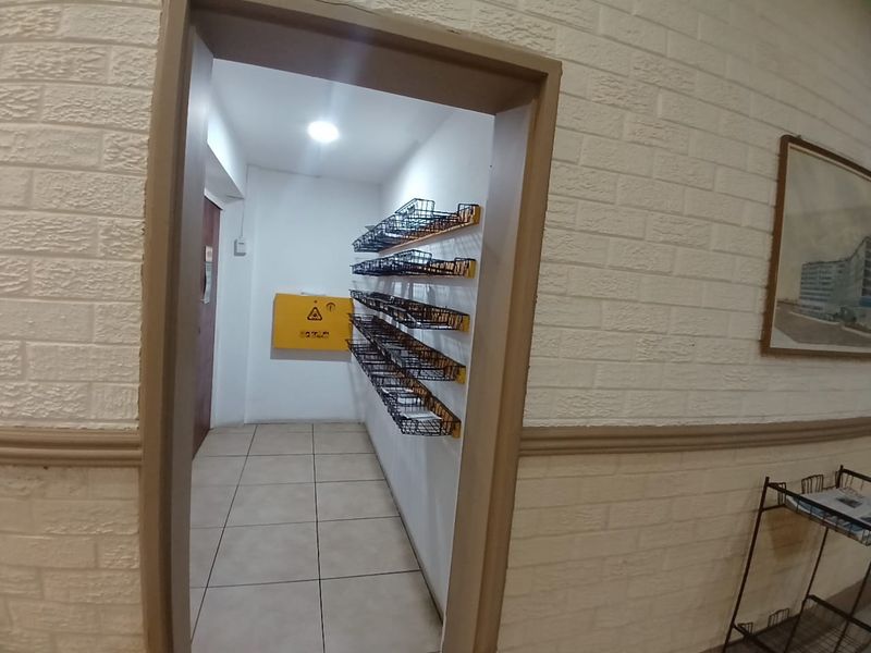 Beachfront Living at Its Best – Spacious 3-Bed Apartment in Quigney - Photo 6