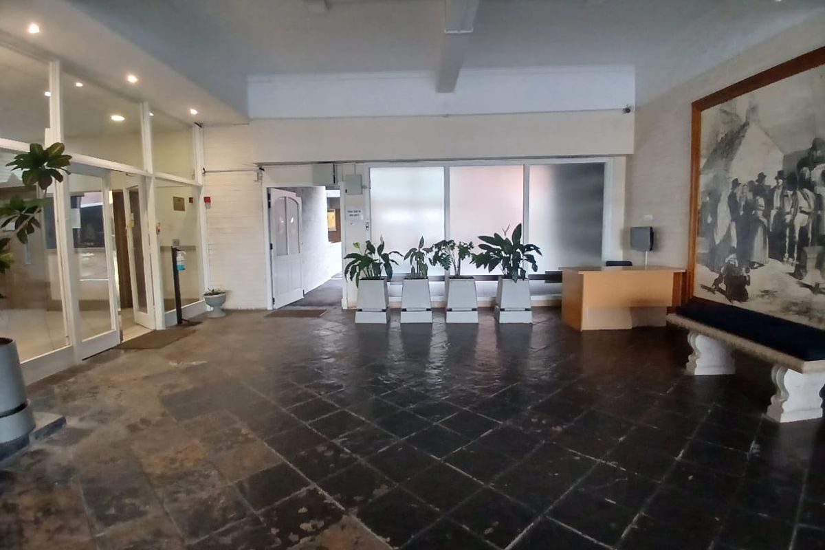 Beachfront Living at Its Best – Spacious 3-Bed Apartment in Quigney - Photo 5