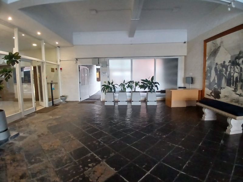 Beachfront Living at Its Best – Spacious 3-Bed Apartment in Quigney - Photo 5