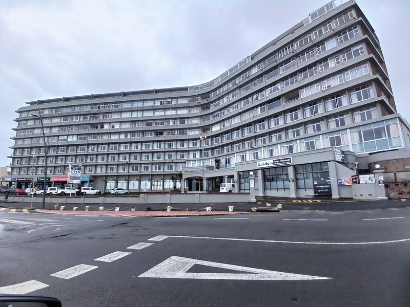 Beachfront Living at Its Best – Spacious 3-Bed Apartment in Quigney - Photo 2