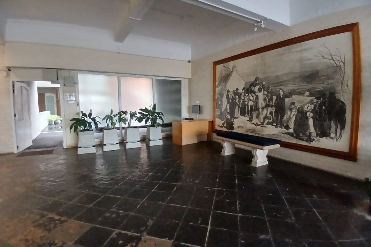 Beachfront Living at Its Best – Spacious 3-Bed Apartment in Quigney - Photo 4