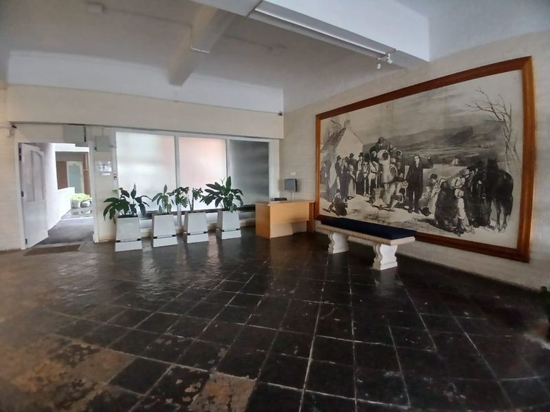 Beachfront Living at Its Best – Spacious 3-Bed Apartment in Quigney - Photo 4