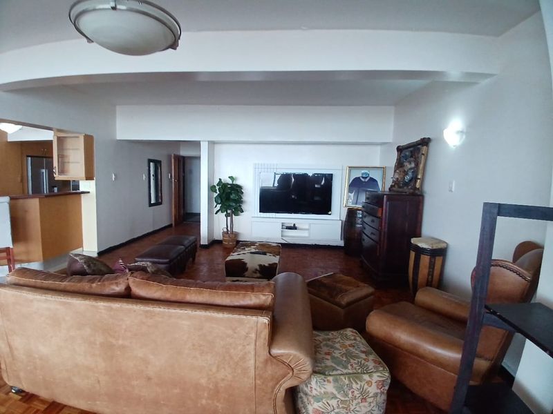 Beachfront Living at Its Best – Spacious 3-Bed Apartment in Quigney - Photo 9