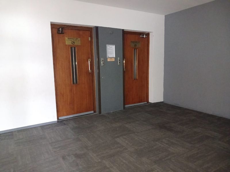 Beachfront Living at Its Best – Spacious 3-Bed Apartment in Quigney - Photo 8