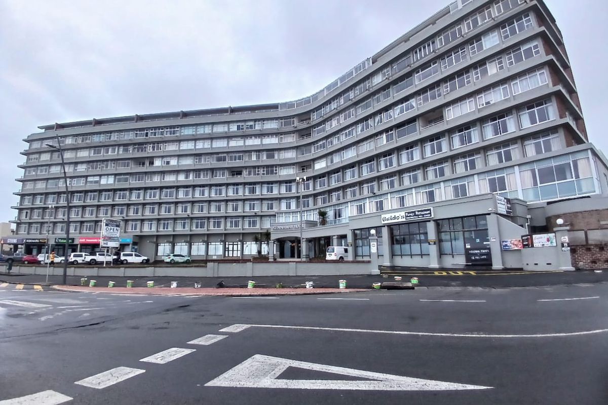 Beachfront Living at Its Best – Spacious 3-Bed Apartment in Quigney - Photo 2