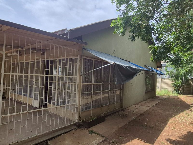 Joint Mandate – Conveniently Located, Walking Distance from All Shops! - Photo 4