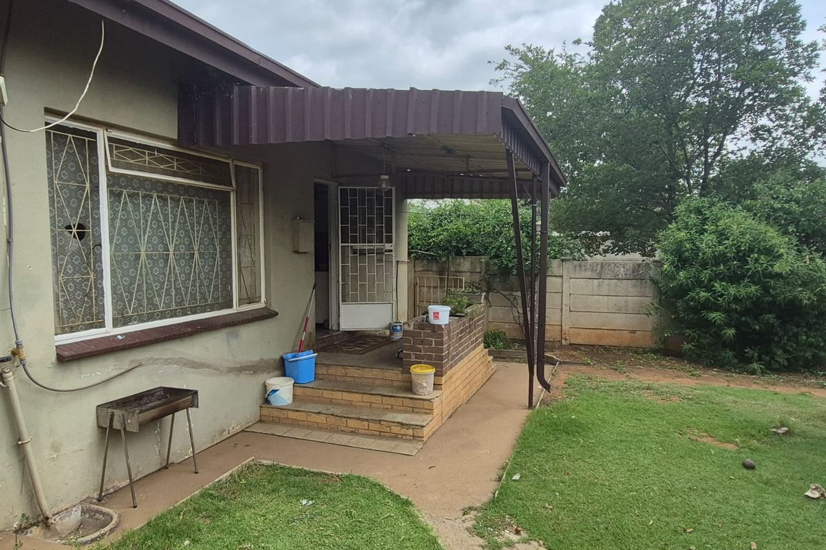 Joint Mandate – Conveniently Located, Walking Distance from All Shops! - Photo 3