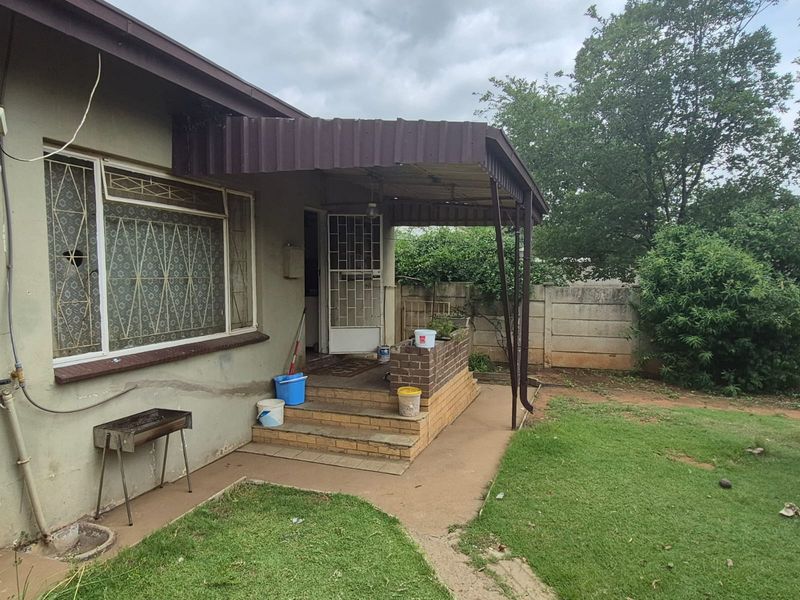 Joint Mandate – Conveniently Located, Walking Distance from All Shops! - Photo 3