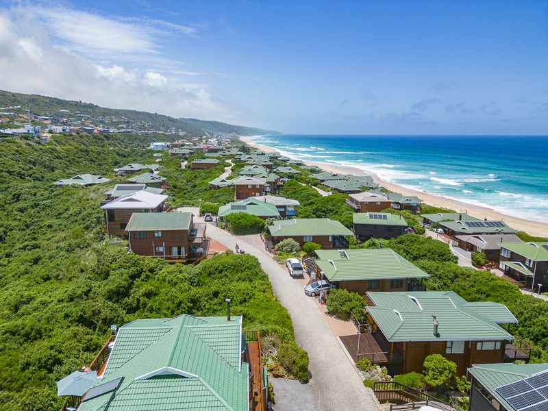 Contemporary, wooden gem situated 200 meters from the beach. - Photo 2