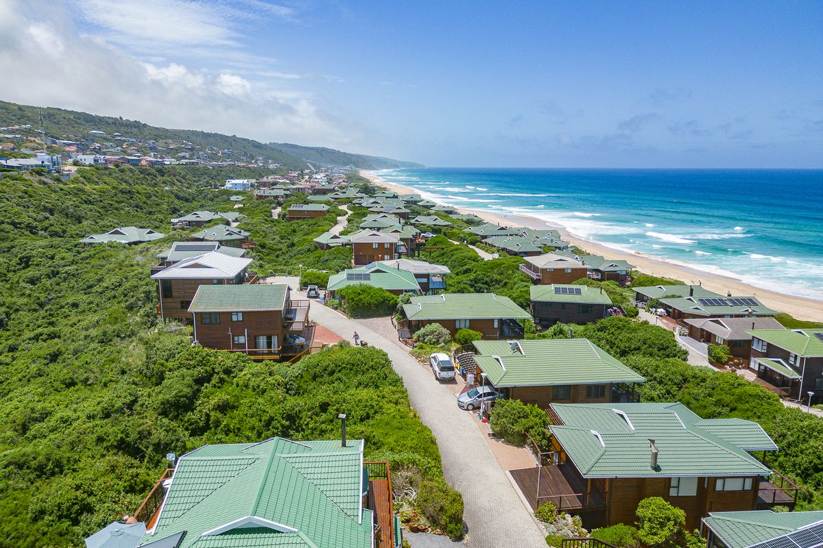Contemporary, wooden gem situated 200 meters from the beach. - Photo 2