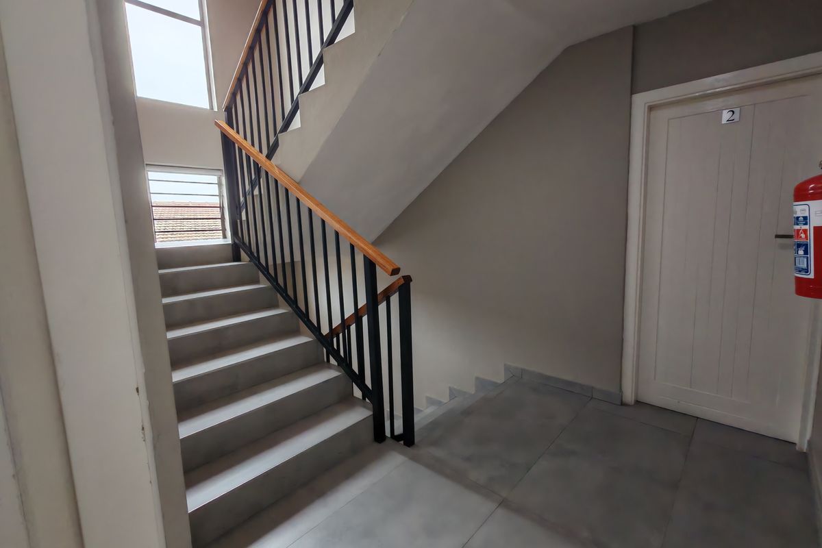 Contemporary First Floor Apartment in Central Durban North - Photo 5