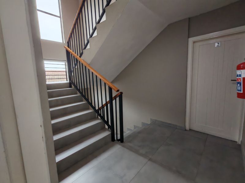 Contemporary First Floor Apartment in Central Durban North - Photo 5