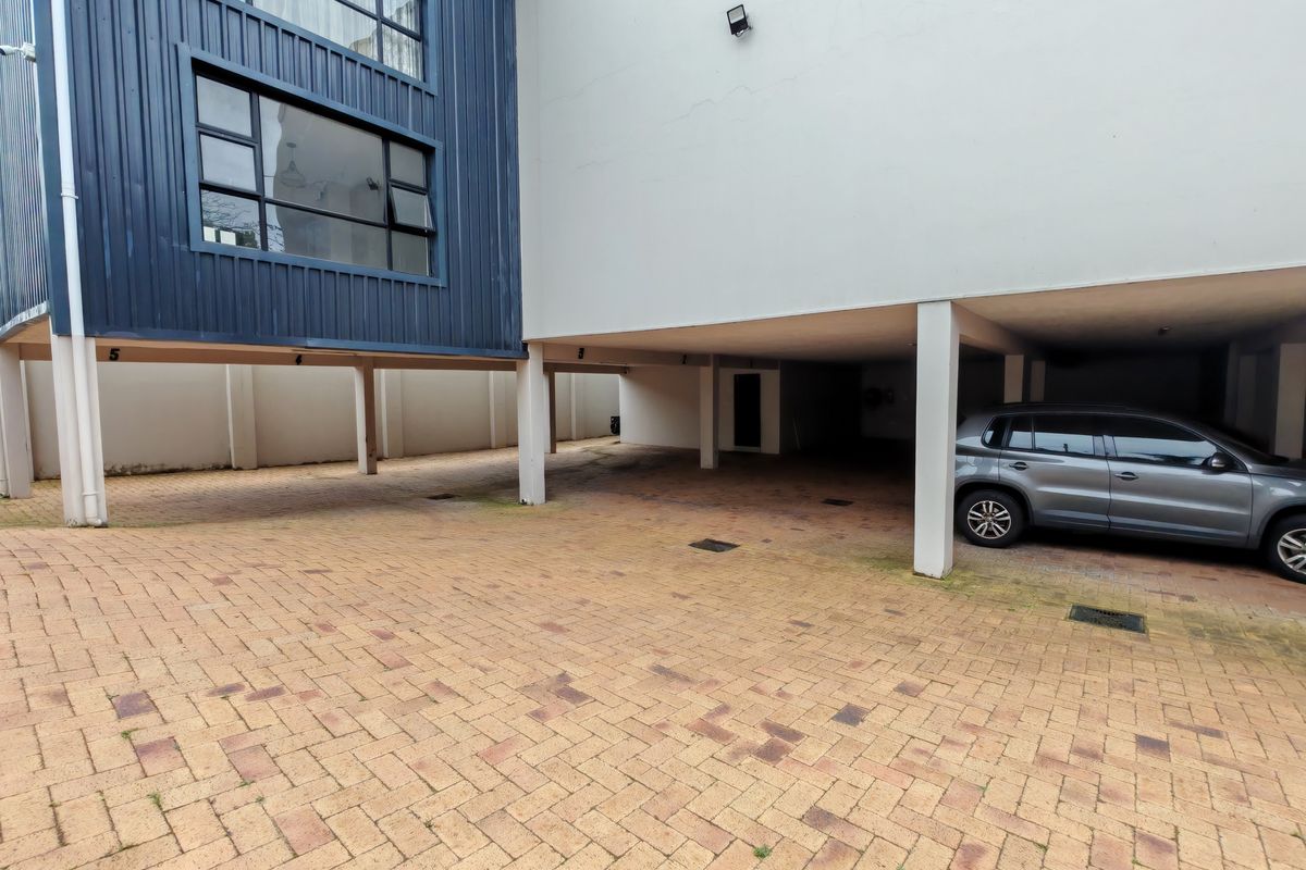 Contemporary First Floor Apartment in Central Durban North - Photo 2