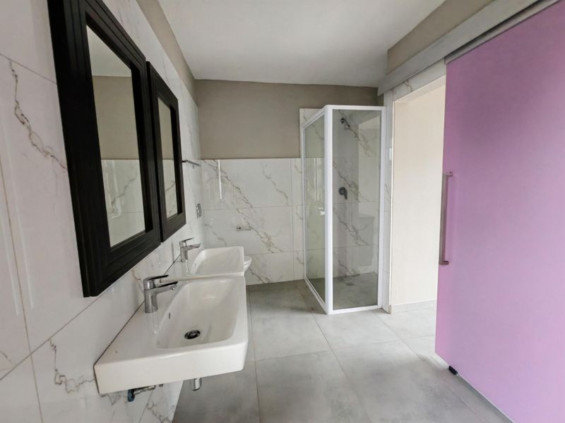 Contemporary First Floor Apartment in Central Durban North - Photo 5