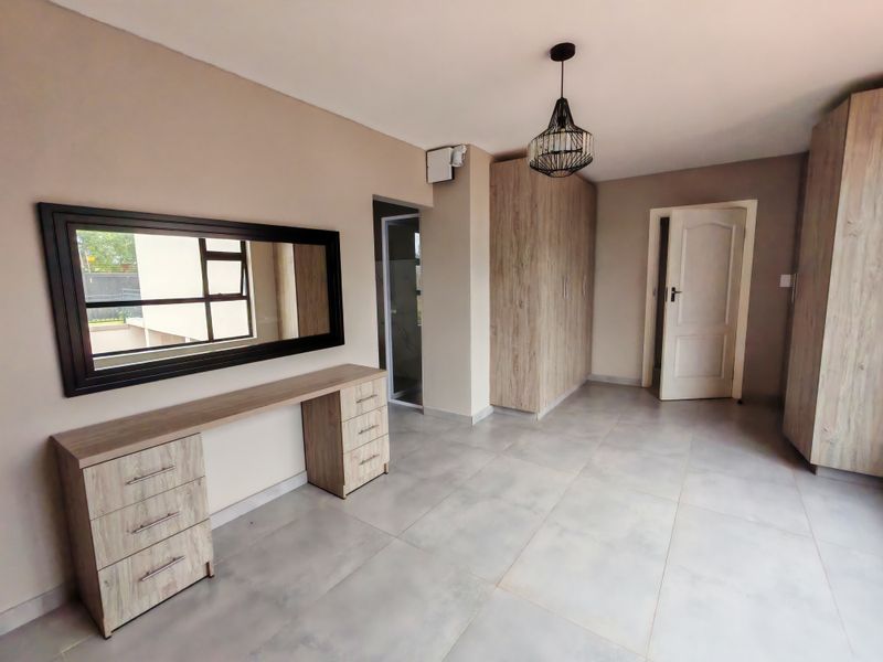 Contemporary First Floor Apartment in Central Durban North - Photo 4