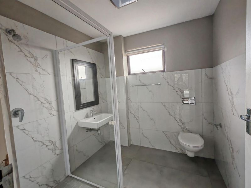 Contemporary First Floor Apartment in Central Durban North - Photo 3