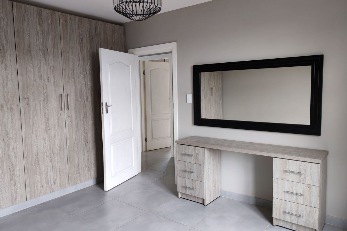 Contemporary First Floor Apartment in Central Durban North - Photo 5