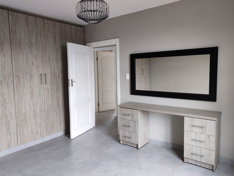 Contemporary First Floor Apartment in Central Durban North - Photo 2