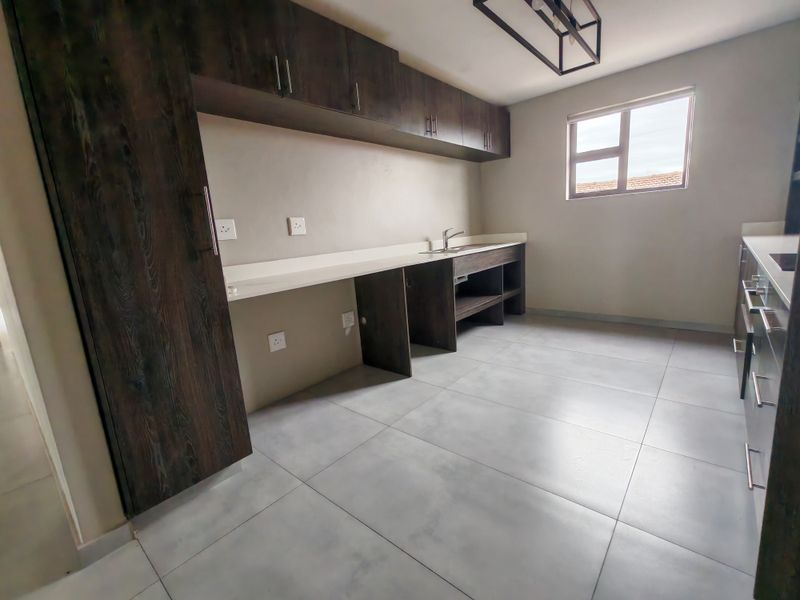 Contemporary First Floor Apartment in Central Durban North - Photo 10