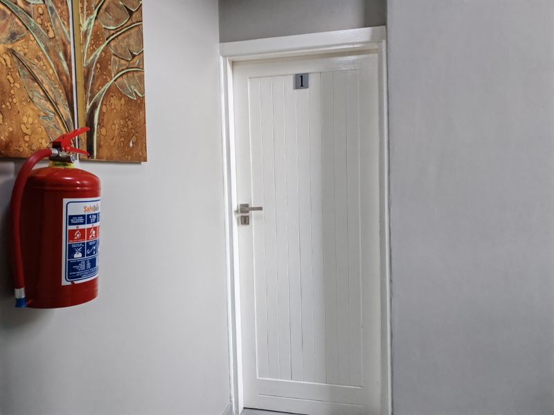 Contemporary First Floor Apartment in Central Durban North - Photo 6