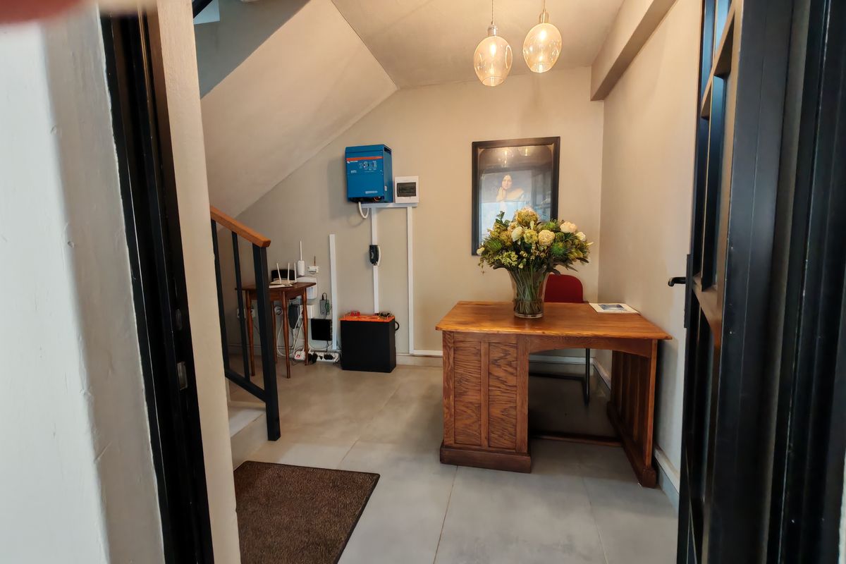 Contemporary First Floor Apartment in Central Durban North - Photo 3