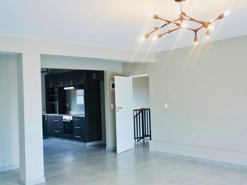 Contemporary First Floor Apartment in Central Durban North - Photo 3