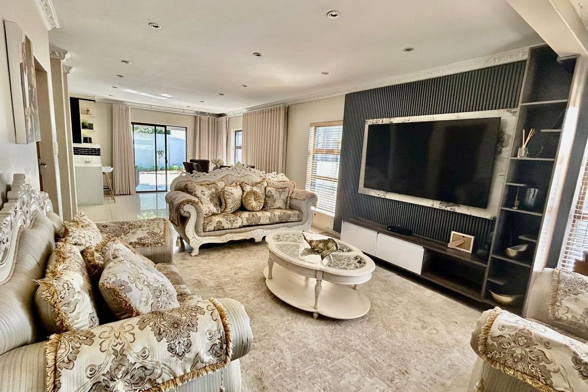 R3,200,000| Elegant 6-Bedroom Full Title Home in a Sought-After Secure Complex - Photo 5
