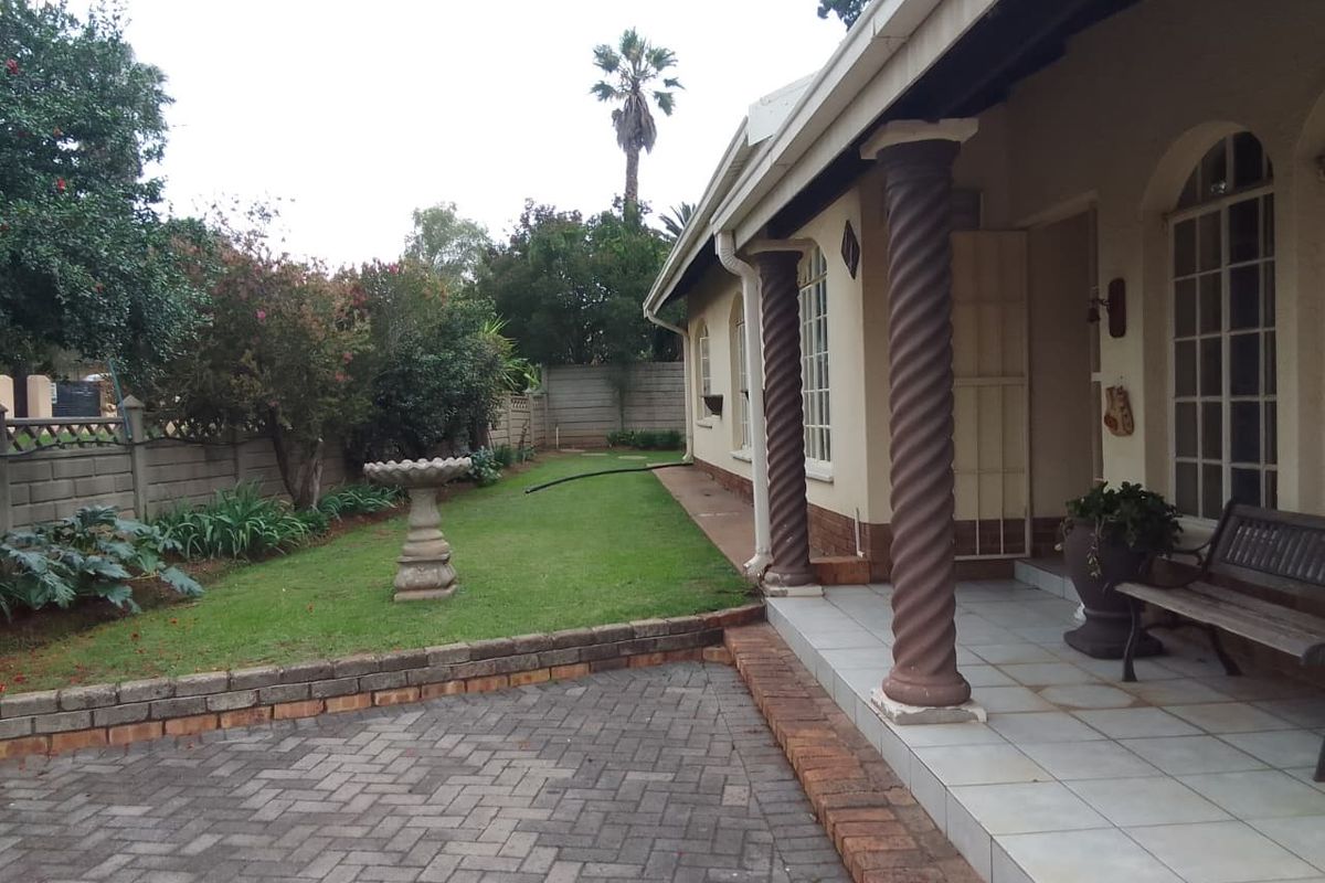 Move-In Ready Family Gem with Flatlet – Priced to Go! - Photo 2