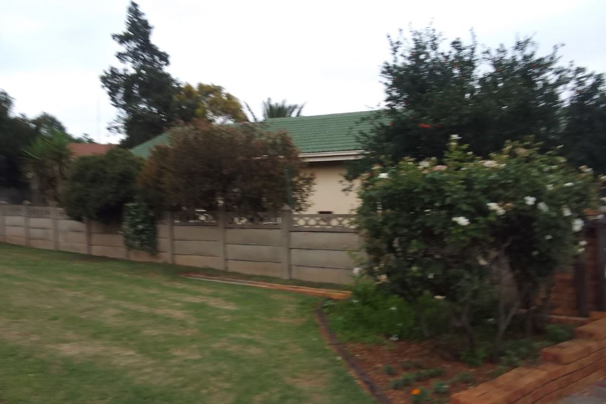 Move-In Ready Family Gem with Flatlet – Priced to Go! - Photo 5