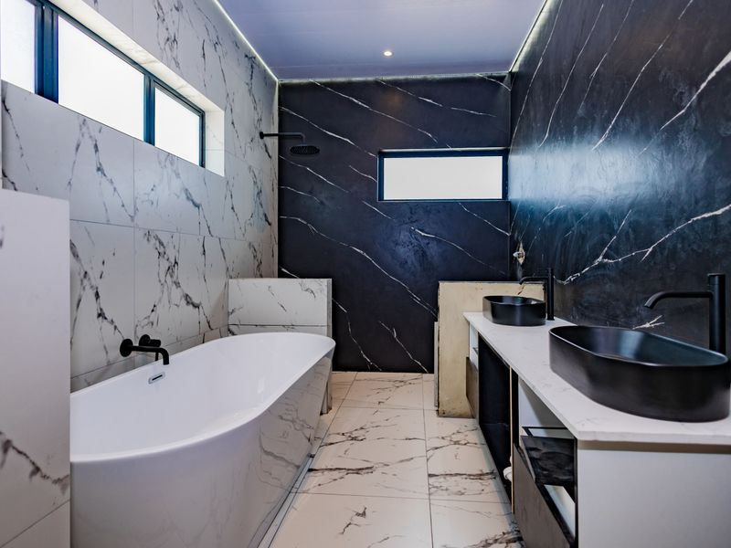 Eco-Smart Elegance - Sunny 4 Bedroom home! - Photo 5