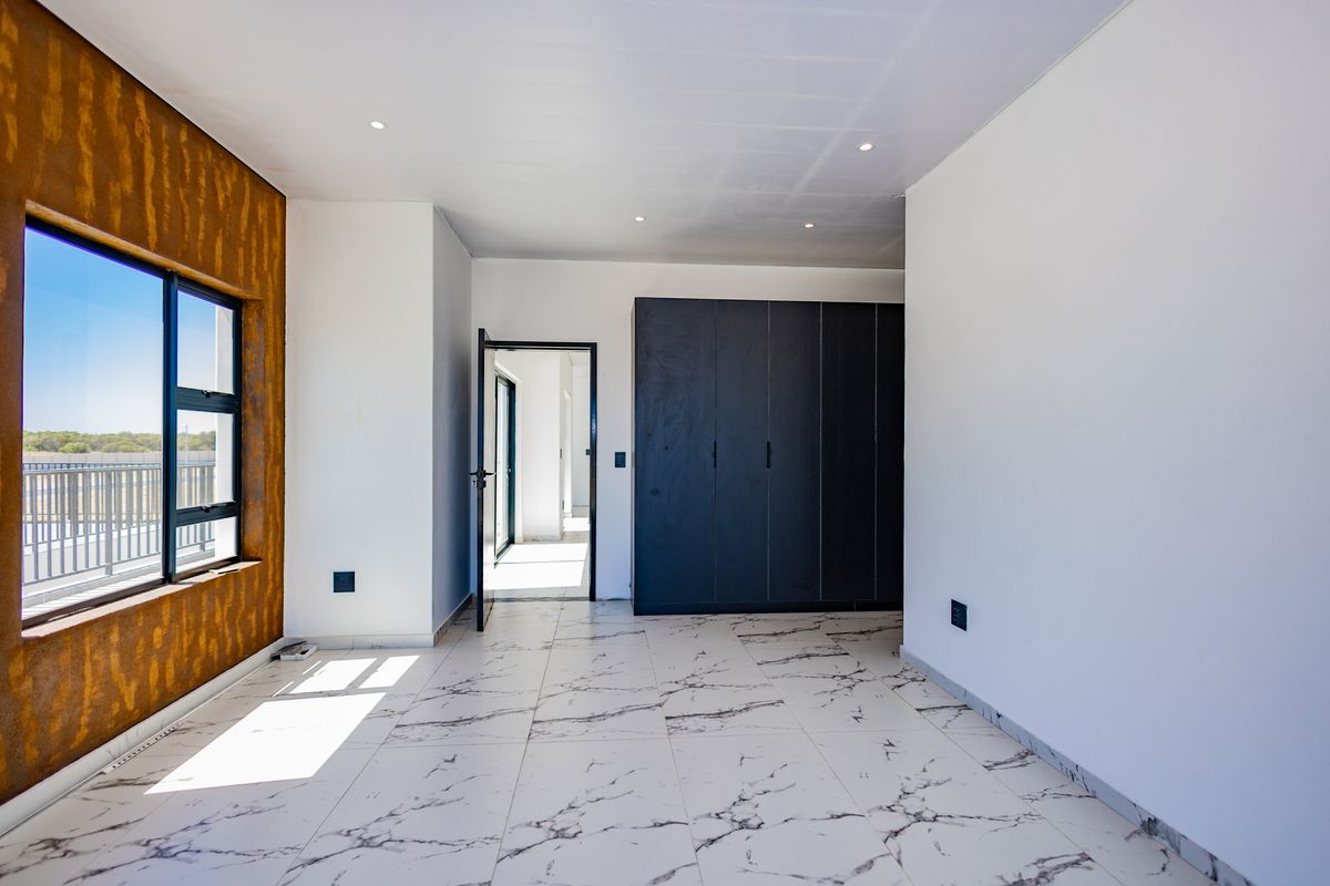 Eco-Smart Elegance - Sunny 4 Bedroom home! - Photo 4