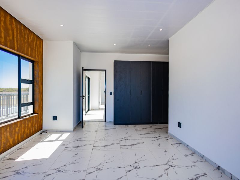 Eco-Smart Elegance - Sunny 4 Bedroom home! - Photo 4